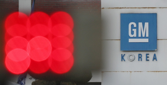 GM 본사가 한국지엠 법정관리 '데드라인'으로 언급한 20일 오후 한국지엠 부평공장 내 도로 신호등에 빨간불이 켜져 있다. <연합뉴스>